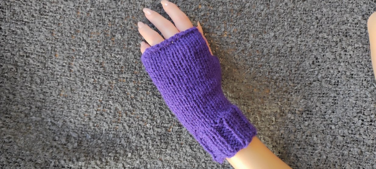 Mor Renkli Örgü Parmaksız Kadın Eldiveni - Görsel 3