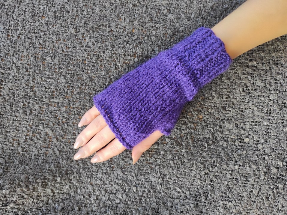 Mor Renkli Örgü Parmaksız Kadın Eldiveni - Görsel 5