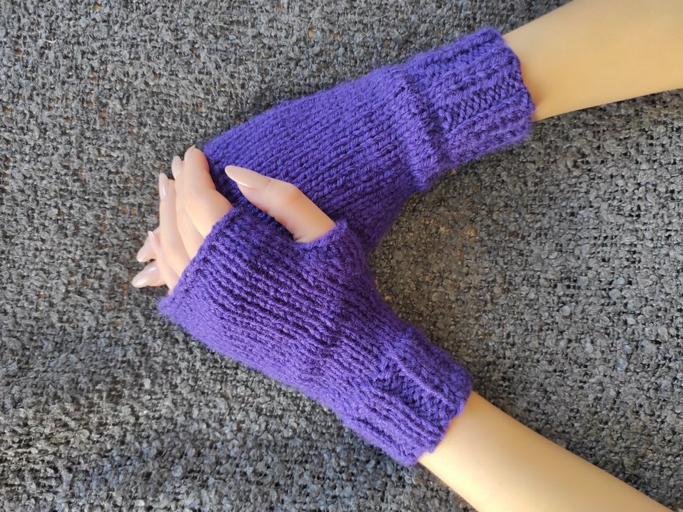 Mor Renkli Örgü Parmaksız Kadın Eldiveni - Görsel 4
