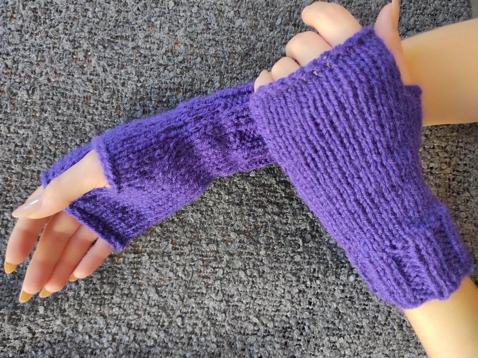 Mor Renkli Örgü Parmaksız Kadın Eldiveni - Görsel 2