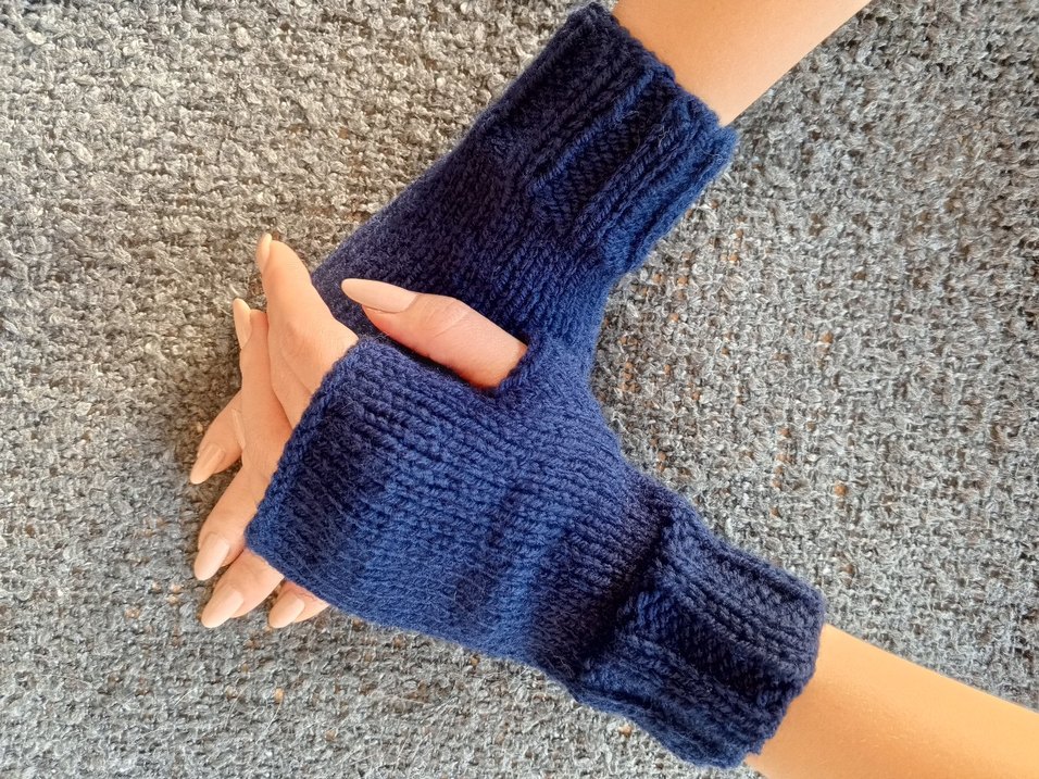 Kadın Lacivert Örgü Parmaksız Eldiven - Görsel 5