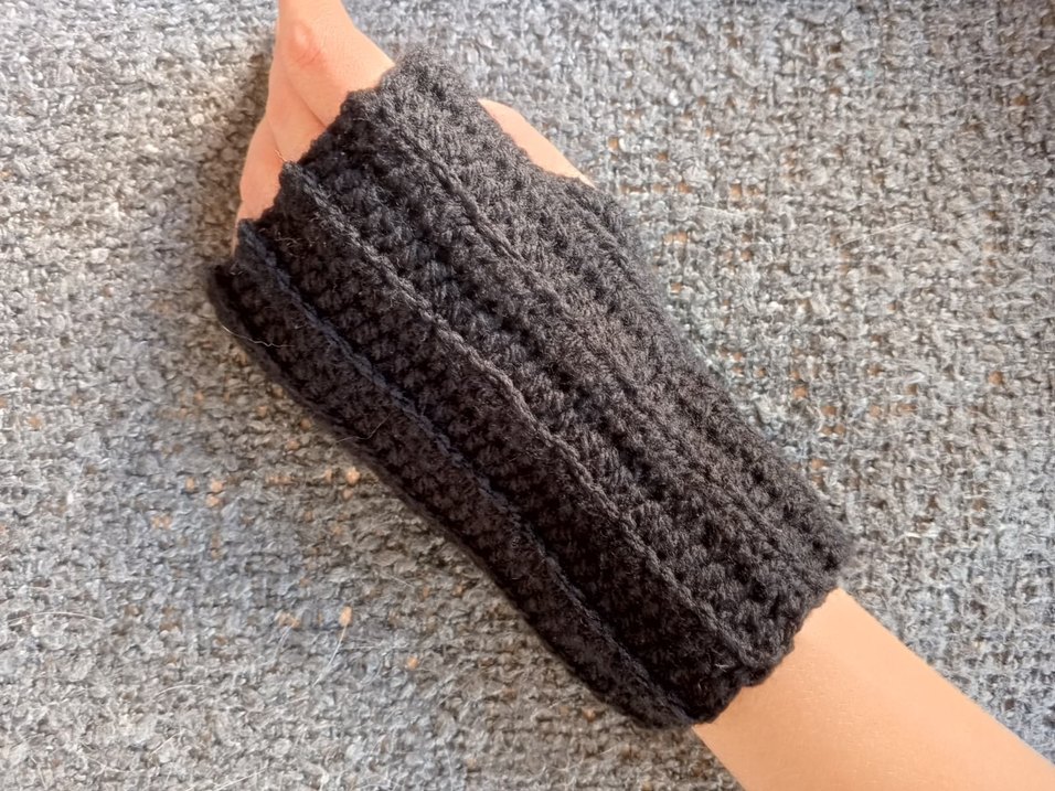 Siyah Örgü Parmaksız Eldiven - Görsel 3