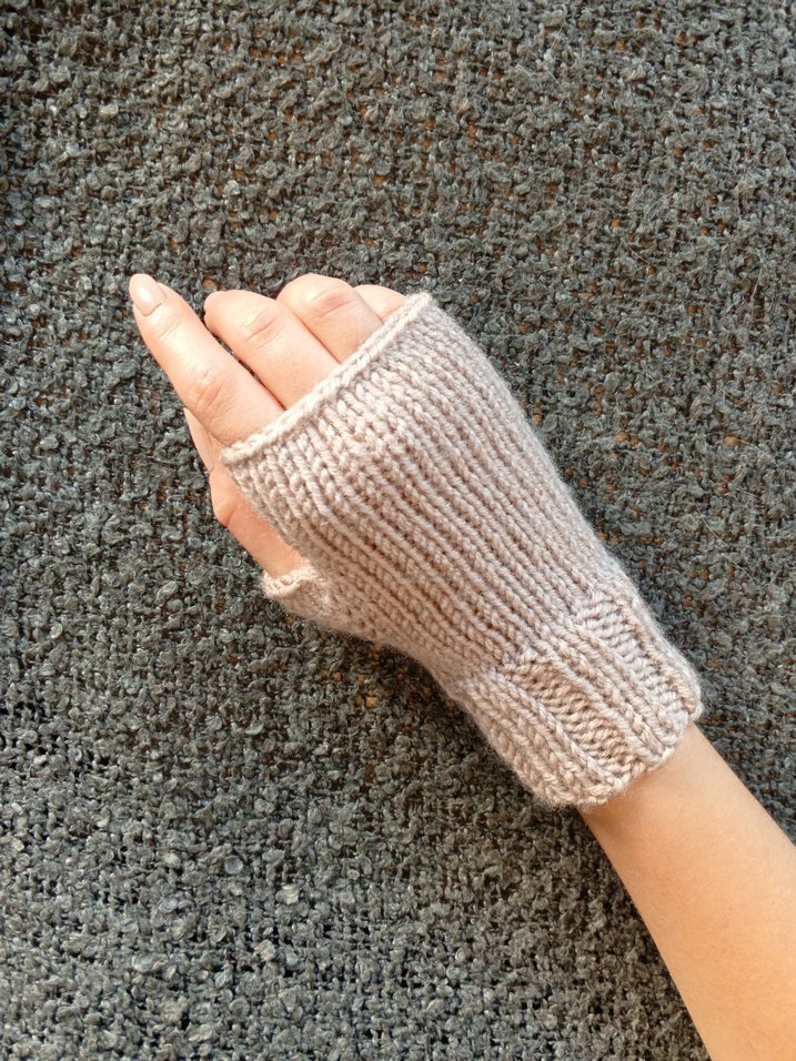 Bej Örgü Parmaksız Kadın Eldiveni - Görsel 2