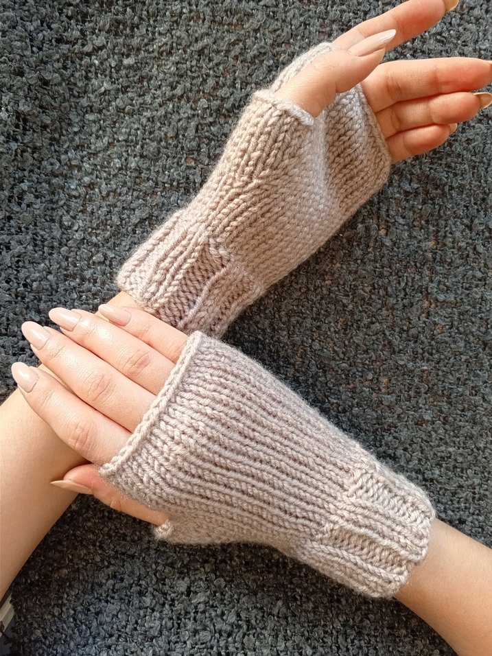 Bej Örgü Parmaksız Kadın Eldiveni - Görsel 3