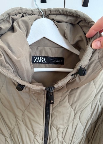 Zara Su geçirmez kapüşonlu kapitone mont