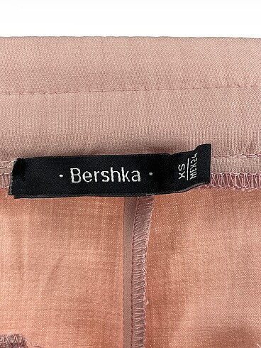 xs Beden çeşitli Renk Bershka Kumaş Pantolon %70 İndirimli.