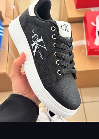 Siyah Bağcıklı Kadın Spor Ayakkabı