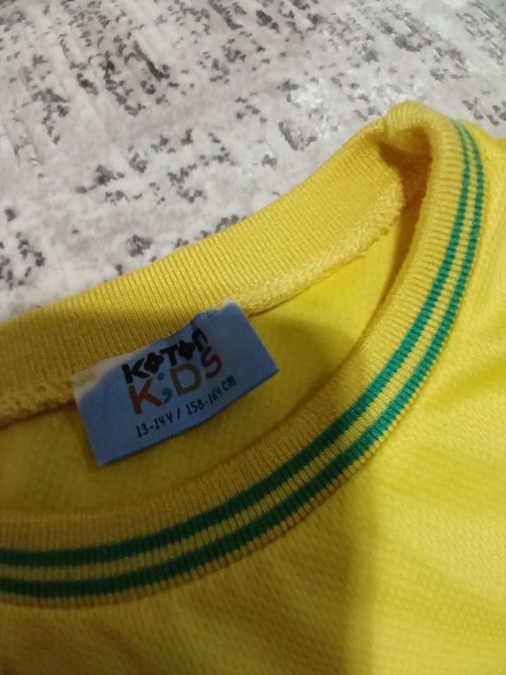 Sarı Baskılı Kemerli Kız Tişörtü - Görsel 5