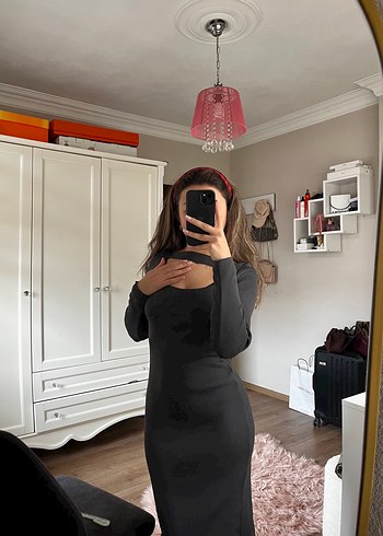 V Yaka Siyah Suni Kumaş Midi Strappy Elbise - Görsel 3