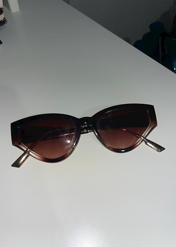 Minimalist Şeffaf Koyu Kahverengi Kadın Güneş Gözlüğü - Görsel 5