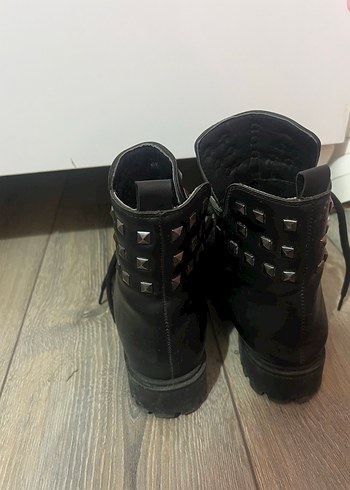 Tokalı Siyah Deri Punk Tarzı Botlar - Görsel 3