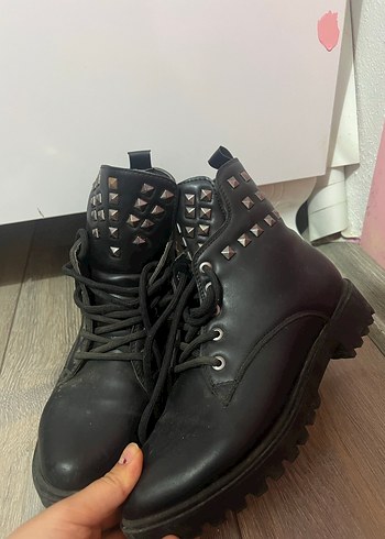 Tokalı Siyah Deri Punk Tarzı Botlar - Görsel 4