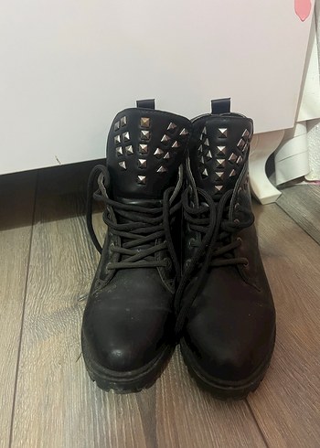 Tokalı Siyah Deri Punk Tarzı Botlar - Görsel 5