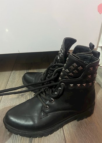 Tokalı Siyah Deri Punk Tarzı Botlar - Görsel 2