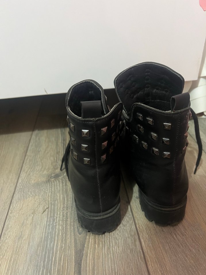 Tokalı Siyah Deri Punk Tarzı Botlar - Görsel 3