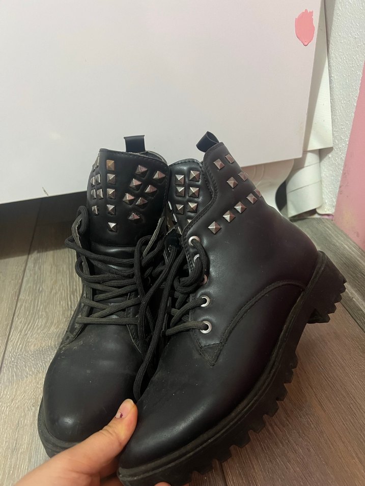 Tokalı Siyah Deri Punk Tarzı Botlar - Görsel 4