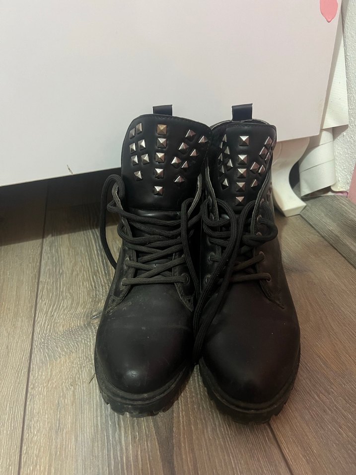 Tokalı Siyah Deri Punk Tarzı Botlar - Görsel 5