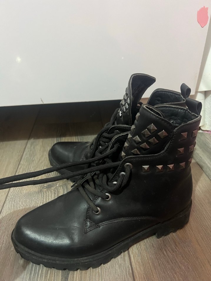 Tokalı Siyah Deri Punk Tarzı Botlar - Görsel 2