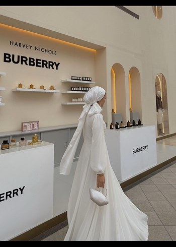 Uzun Beyaz Drapeli Tesettür Abiye - Görsel 3