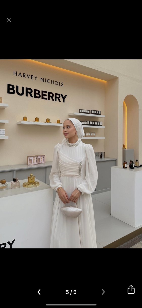 Uzun Beyaz Drapeli Tesettür Abiye - Görsel 4