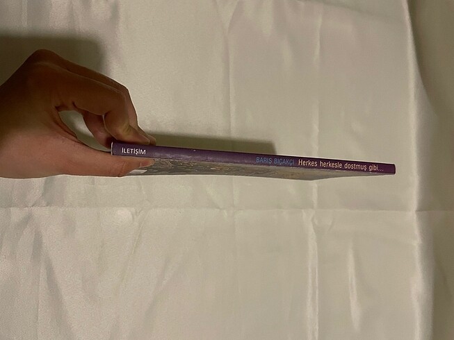Herkes herkesle dostmuş gibi kitabı