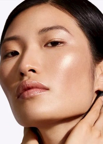 MAC Canlı ve Aydınlık Görünüm Sağlayan Nemlendirici BB Krem - Görsel 4