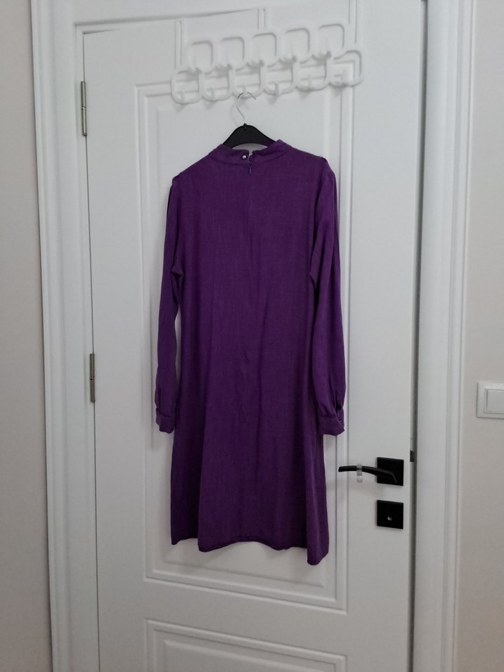 Uzun Mor Keten Elbise, Fırfırlı Yüksek Yaka - Görsel 2