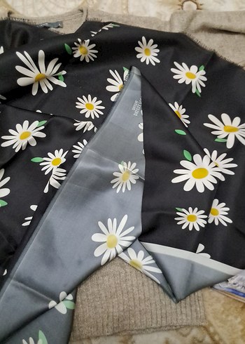 Çiçek Desenli Eşarp - Görsel 2