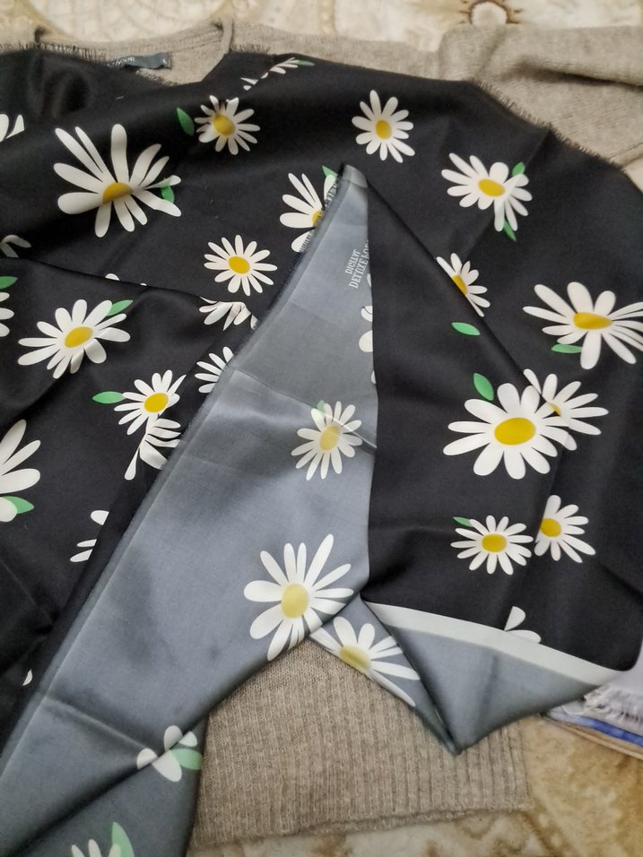 Çiçek Desenli Eşarp - Görsel 2