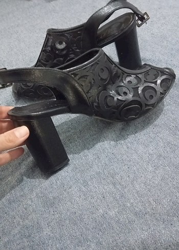 40 Beden Tokalı Siyah Gotik Topuklu Kadın Ayakkabı