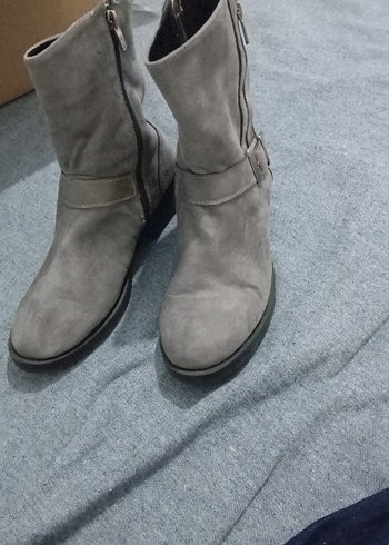 Gri Süet Kadın Dolgu Topuklu Bot