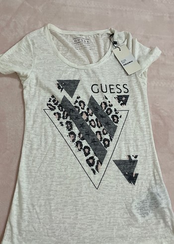 Guess V Yaka Baskılı Kadın Tişört