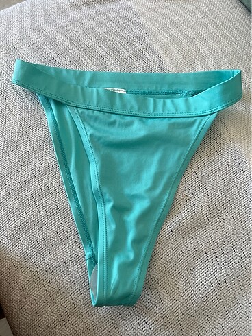 Bikini altı hiç kullanılmamış etiketi yok ama hijyen bandı duruy