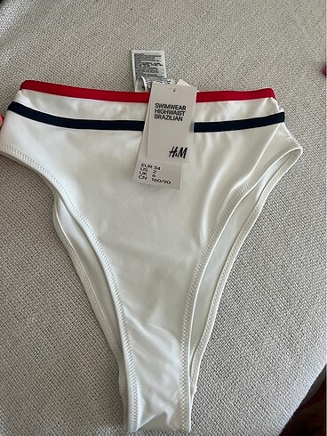 Bikini altı derin bacak dekoltesi