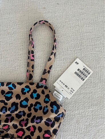 H&M Hiç kullanılmamış bikini üstü göğüs altı minik bi dekoltesi var