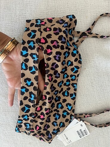 s Beden çeşitli Renk Hiç kullanılmamış bikini üstü göğüs altı minik bi dekoltesi var