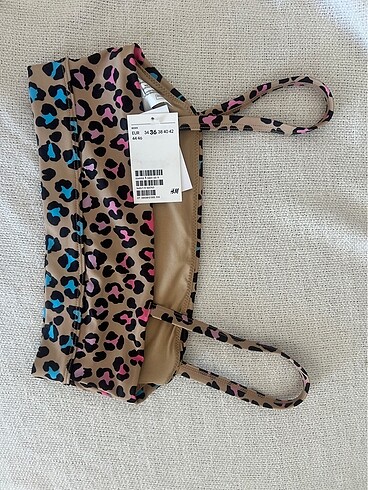 s Beden Hiç kullanılmamış bikini üstü göğüs altı minik bi dekoltesi var