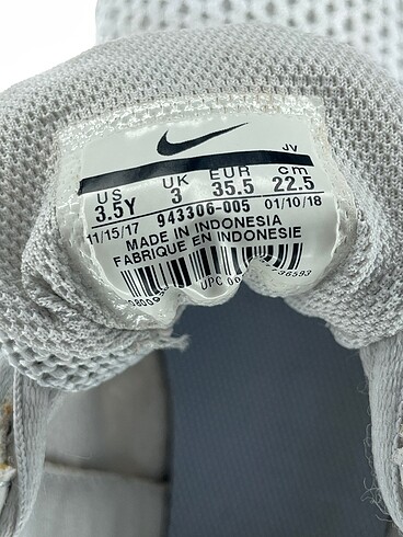 35,5 Beden beyaz Renk Nike Spor Ayakkabı %70 İndirimli.