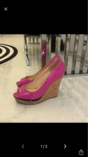 Pembe ayakkabı
