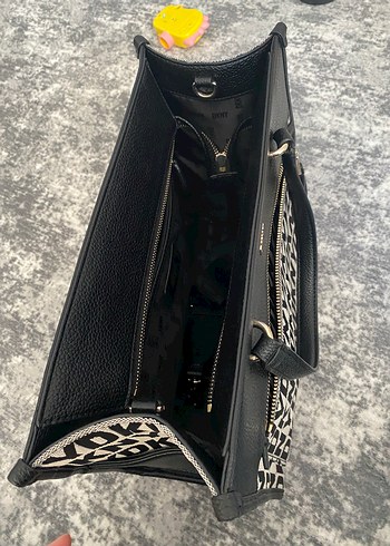 Deri Siyah DKNY Baskılı Fermuarlı Çanta - Görsel 3