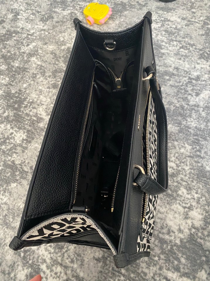 Deri Siyah DKNY Baskılı Fermuarlı Çanta - Görsel 3