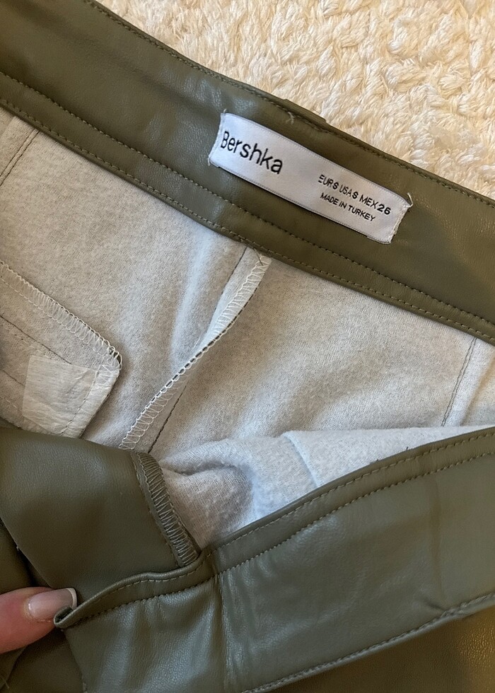 Bershka Suni deri yeşil pantolon - Görsel 3