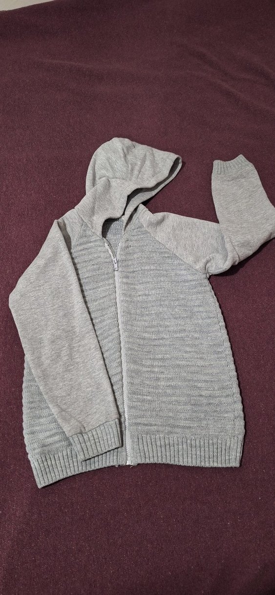 Erkek Çocuk Gri Kapüşonlu Örgü Hırka - Görsel 3