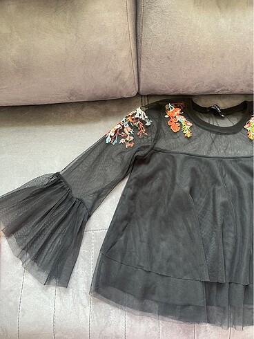 Üstü tül detaylı bluz - Görsel 4