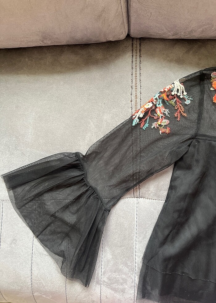 Üstü tül detaylı bluz - Görsel 2