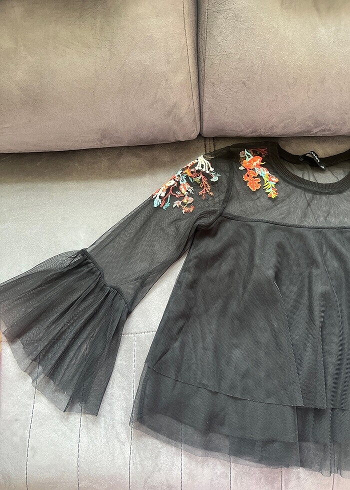 Üstü tül detaylı bluz - Görsel 4