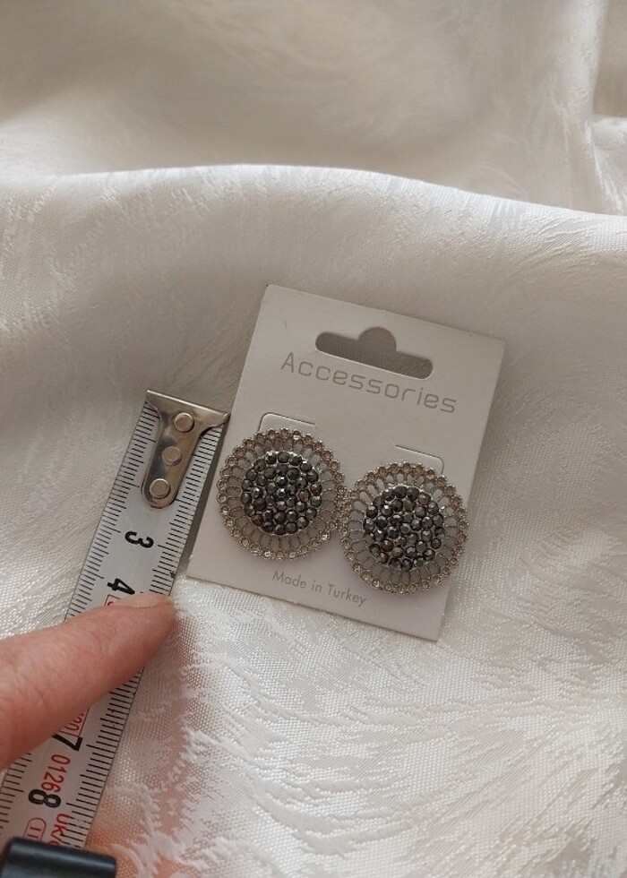 Gümüş Renk Parlak Metal Küpe - Görsel 4