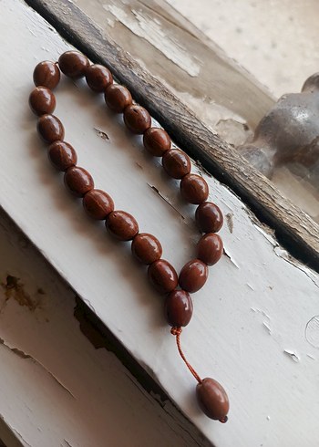 çekilmiş kızarmış kuka tespih