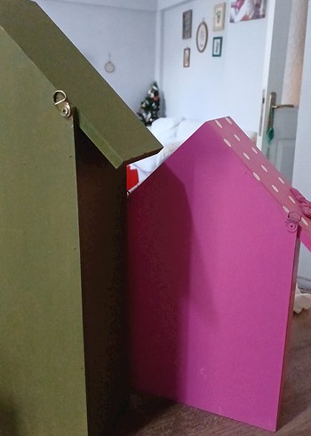 Koyu Pembe Ahşap Ev Şeklinde Raflar - Görsel 3