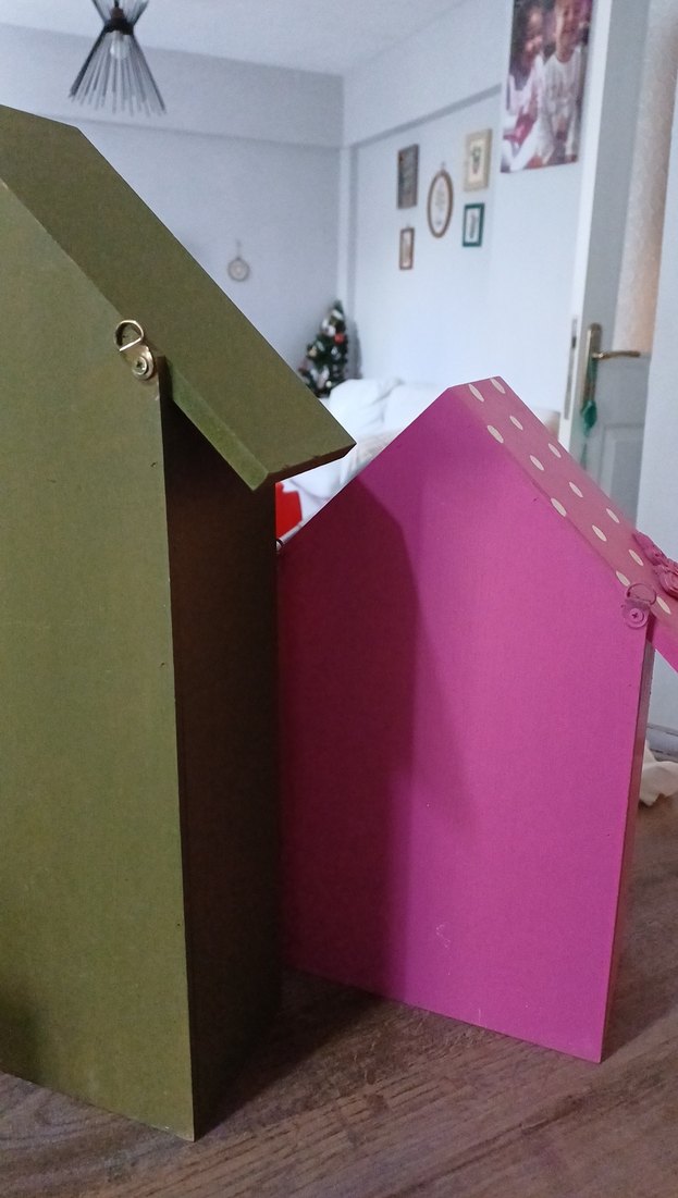 Koyu Pembe Ahşap Ev Şeklinde Raflar - Görsel 3